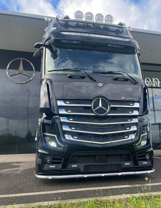 La société Rivaud présente le premier camion corbillard en France